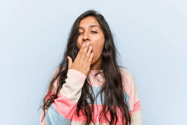 Jovem Mulher Indiana Moda Bocejando Mostrando Gesto Cansado Cobrindo Boca — Fotografia de Stock