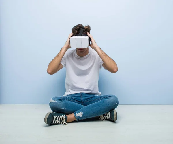 Adolescente Homem Caucasiano Usando Óculos Realidade Virtual Sentado Chão — Fotografia de Stock