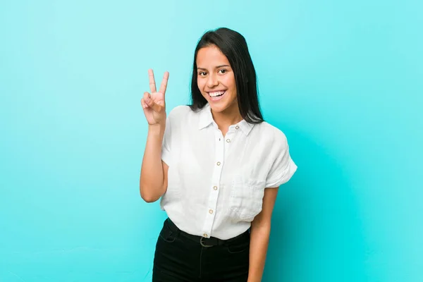 Jeune Femme Cool Hispanique Contre Mur Bleu Montrant Signe Victoire — Photo