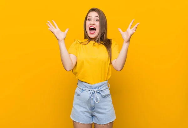 Молодая Женщина Подросток Желтой Рубашке Празднует Победу Успех Удивлен Шокирован — стоковое фото