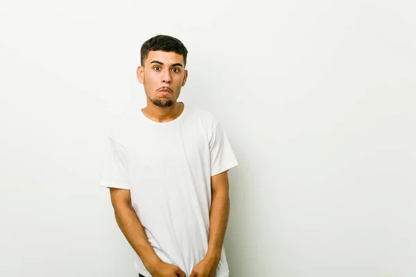 Junger Hispanischer Mann Zuckt Mit Den Schultern Und Öffnet Verwirrt — Stockfoto