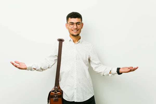 Joven Hombre Negocios Ocasional Hispano Mostrando Una Expresión Bienvenida — Foto de Stock