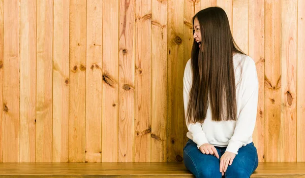 Joven Mujer China Sentada Lugar Madera Gritando Hacia Espacio Copia — Foto de Stock