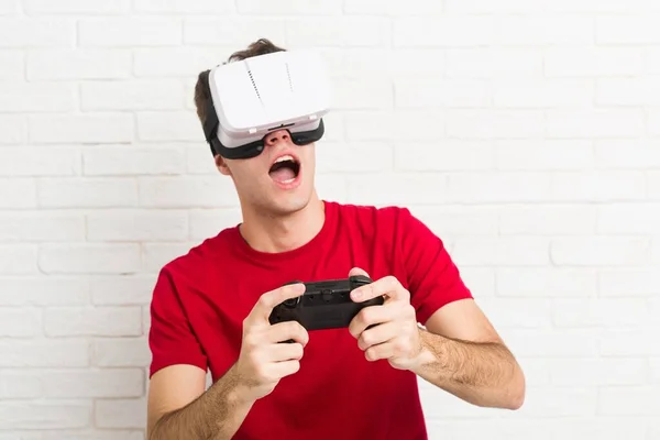 Adolescente Caucasiano Homem Usando Óculos Realidade Virtual Controlador Jogo — Fotografia de Stock