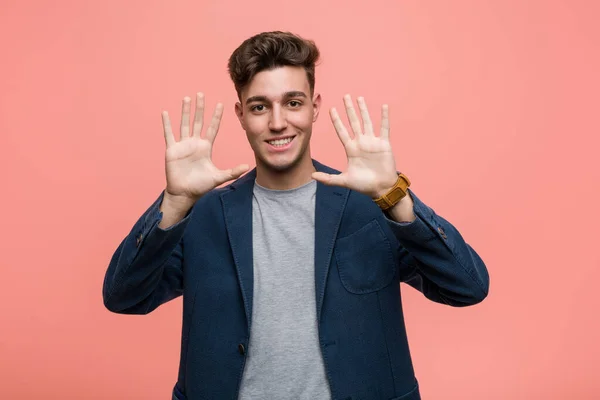 Joven Hombre Natural Negocios Mostrando Número Diez Con Las Manos —  Fotos de Stock