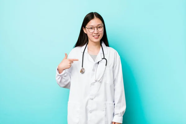 Mladý Čínský Lékař Žena Osoba Ukazuje Rukou Košili Kopírovat Prostor — Stock fotografie