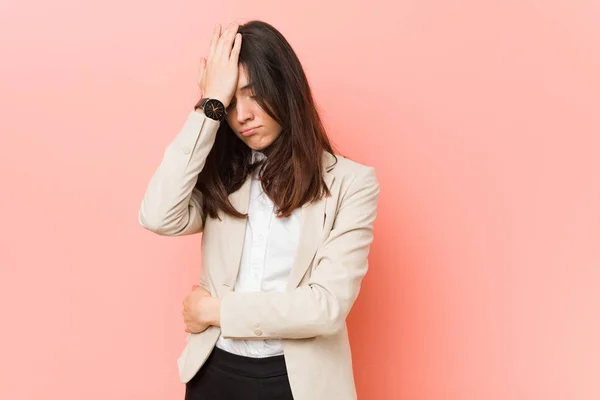 Young Brunette Business Woman Pink Background Forgetting Something Slapping Forehead — ストック写真