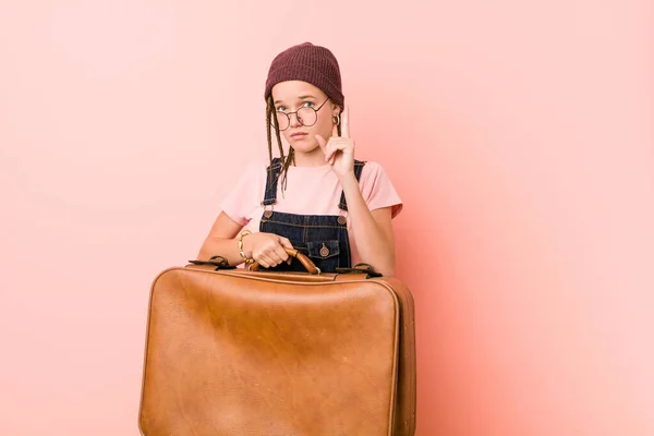 Young Caucasian Woman Holding Suitcase Showing Number One Finger — Stock Photo, Image