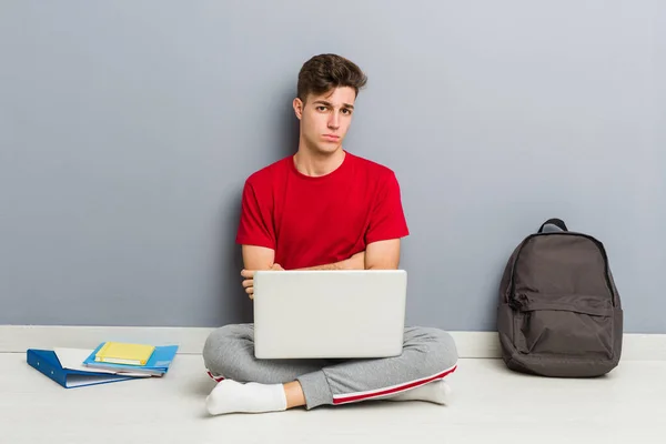 Jonge Student Man Zittend Zijn Huis Vloer Met Een Laptop — Stockfoto