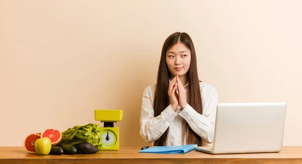 Jovem Nutricionista Chinesa Que Trabalha Com Seu Laptop Fazendo Plano — Fotografia de Stock