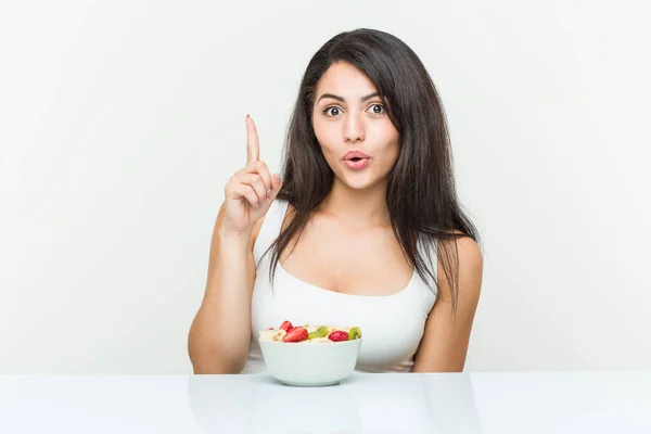 Mujer Hispana Joven Comiendo Frutero Teniendo Una Gran Idea Concepto —  Fotos de Stock