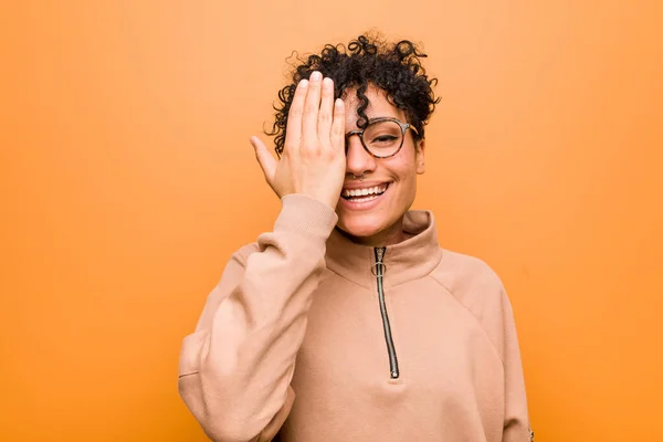 Jovem Mulher Americana Africana Mista Contra Fundo Marrom Divertindo Cobrindo — Fotografia de Stock