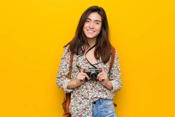 Joven Morena Viajera Mujer Feliz Sonriente Alegre —  Fotos de Stock