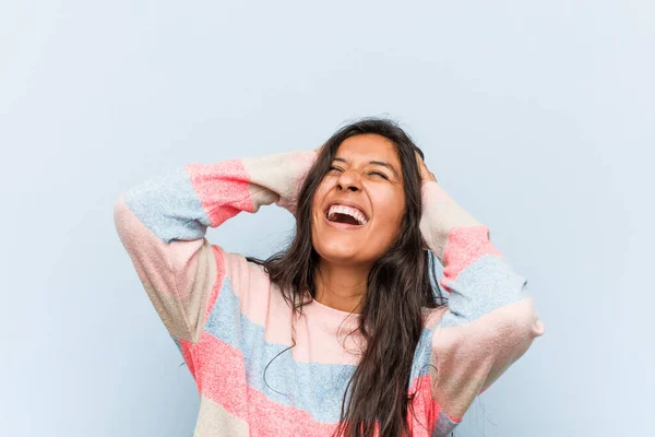 若いファッションインディアンの女性は喜んで手を頭の上に維持笑う 幸福の概念 — ストック写真