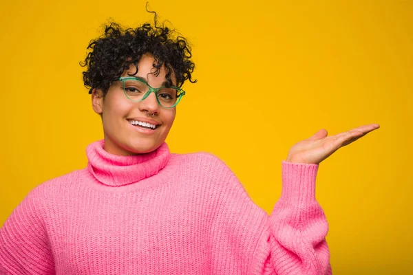 Jovem Afro Americana Vestindo Uma Camisola Rosa Mostrando Espaço Cópia — Fotografia de Stock