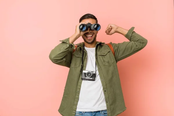 Joven Hombre Sudasiático Mirando Través Unos Prismáticos — Foto de Stock