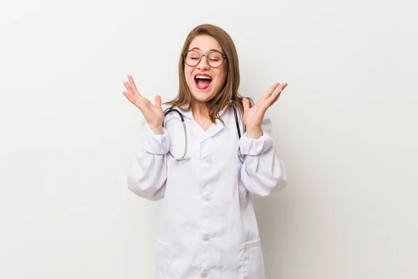 Jonge Dokter Vrouw Tegen Een Witte Muur Vrolijk Lachen Veel — Stockfoto