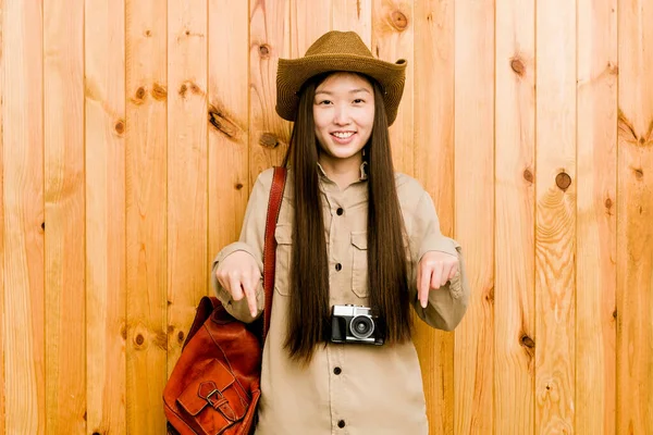 年轻的中国女旅行家用手指点点头 积极向上 — 图库照片