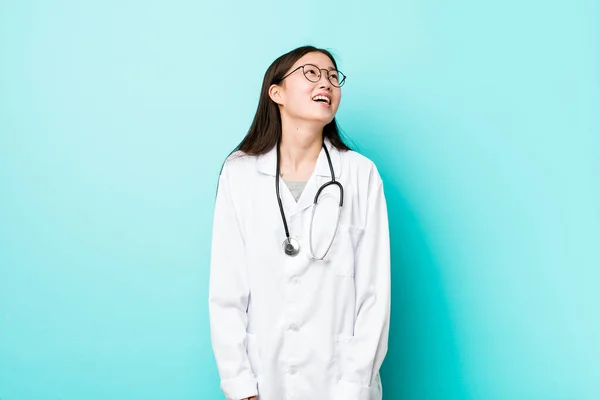 Mladý Číňan Lékař Žena Uvolněný Šťastný Smích Krk Natažený Ukazující — Stock fotografie