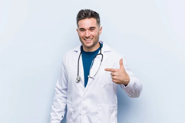 Joven Guapo Médico Hombre Persona Señalando Mano Espacio Copia Camisa — Foto de Stock