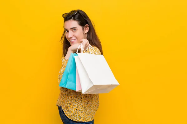 Unga Kaukasiska Kvinna Går Till Shopping — Stockfoto