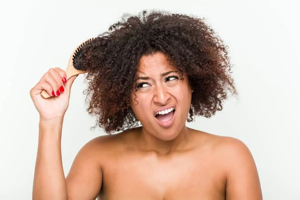 Ung Afrikansk Amerikansk Kvinna Som Försöker Borsta Hennes Lockigt Hår — Stockfoto