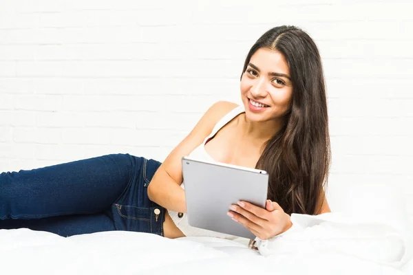 Jonge Arabische Vrouw Liggend Het Bed Met Behulp Van Een — Stockfoto