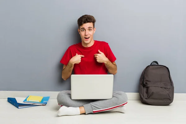 Jonge Student Man Zittend Zijn Huis Vloer Met Een Laptop — Stockfoto