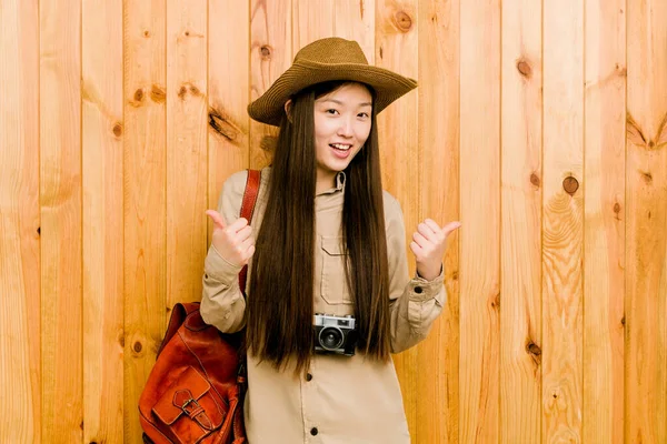 年轻的中国女旅行家举起双手 面带微笑 自信满满的 — 图库照片
