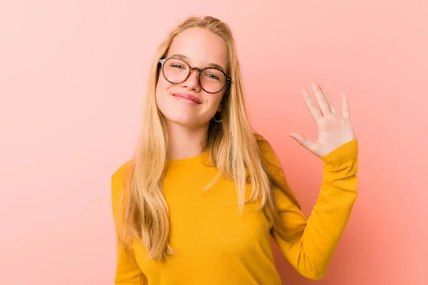 Urocza Nastolatka Uśmiecha Się Radośnie Pokazując Numer Pięć Palcami — Zdjęcie stockowe