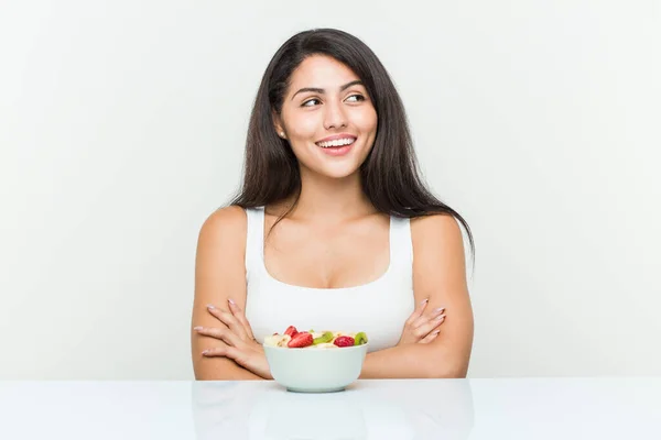 Jeune Femme Hispanique Mangeant Bol Fruits Souriant Confiant Avec Les — Photo