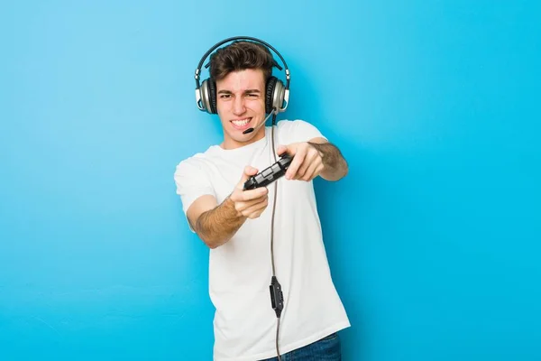 Adolescente Uomo Caucasico Utilizzando Cuffie Controller Gioco — Foto Stock