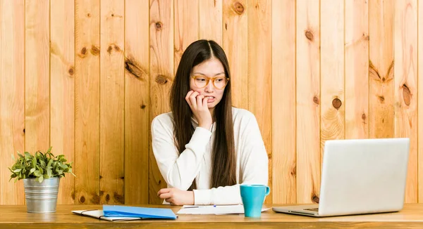 Jovem Chinesa Estudando Sua Mesa Mordendo Unhas Nervosa Muito Ansiosa — Fotografia de Stock