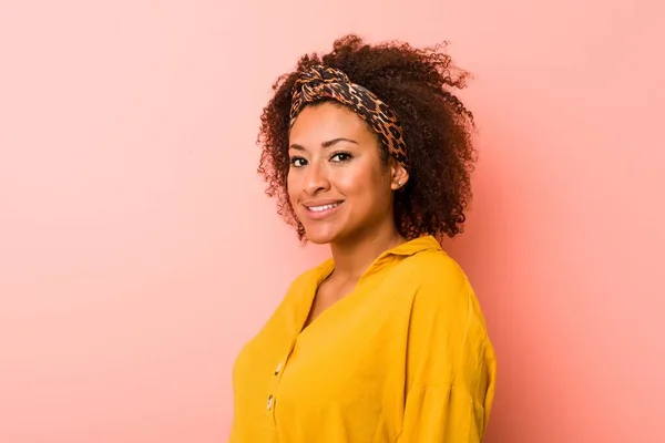 Jonge Afro Amerikaanse Vrouw Tegen Een Roze Achtergrond — Stockfoto