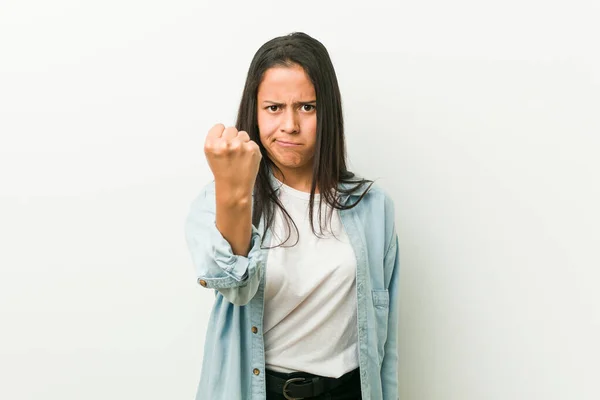 Jonge Hispanic Vrouw Tonen Vuist Naar Camera Agressieve Gezichtsuitdrukking — Stockfoto