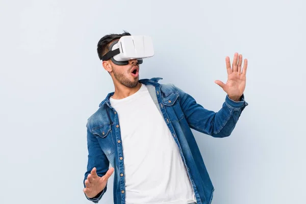 Joven Hombre Sudasiático Jugando Con Gafas Realidad Virtual —  Fotos de Stock