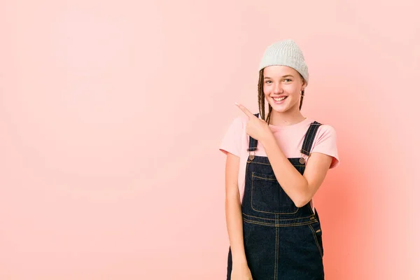 Hispter Adolescente Mujer Sonriendo Señalando Lado Mostrando Algo Espacio Blanco — Foto de Stock