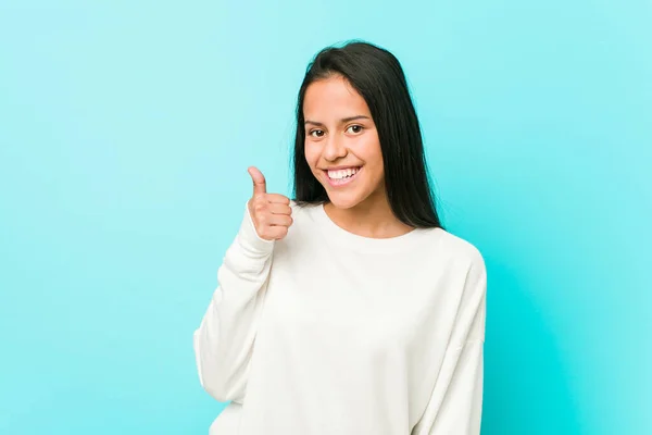 Ung Söt Latinamerikansk Kvinna Ler Och Höjer Tummen Upp — Stockfoto