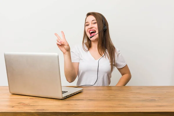 Jovem Telemarketer Mulher Alegre Despreocupada Mostrando Símbolo Paz Com Dedos — Fotografia de Stock