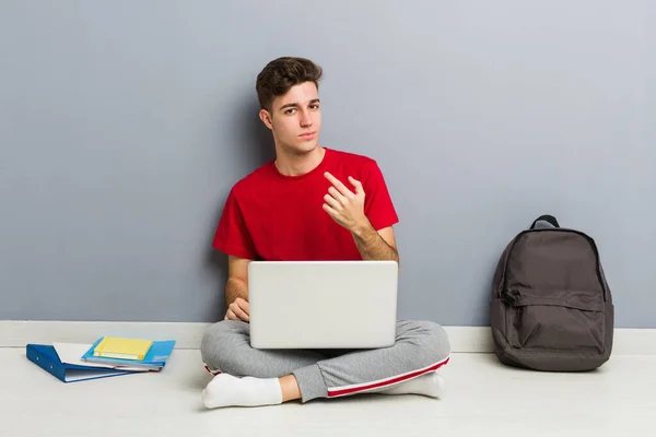 Jonge Student Man Zittend Zijn Huis Vloer Met Een Laptop — Stockfoto