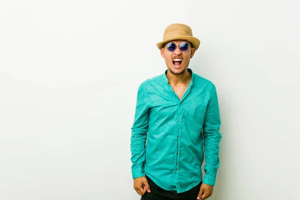 Junger Hispanischer Mann Sommerkleidung Schreit Sehr Wütend Und Aggressiv — Stockfoto
