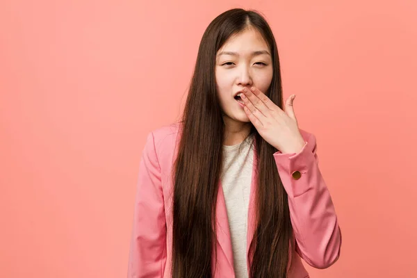 Joven Mujer China Negocios Vistiendo Traje Rosa Bostezando Mostrando Gesto —  Fotos de Stock