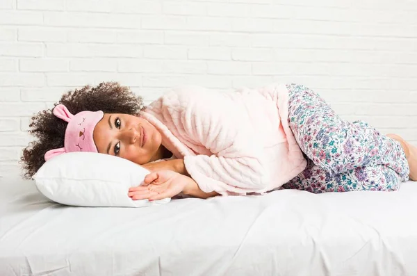 Молодая Африканская Американка Спит Подушкой Кровати — стоковое фото