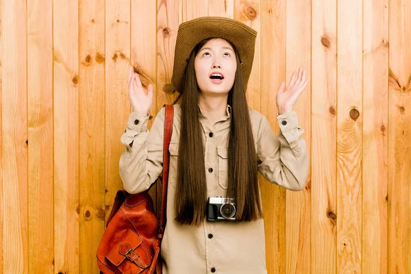 Joven Viajera China Gritando Cielo Mirando Hacia Arriba Frustrada —  Fotos de Stock