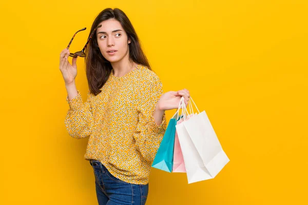 Unga Kaukasiska Kvinna Går Till Shopping — Stockfoto