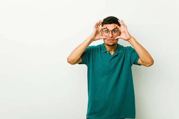 Joven Hombre Hispano Manteniendo Los Ojos Abiertos Para Encontrar Una — Foto de Stock