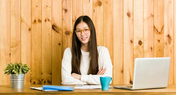 Joven Mujer China Estudiando Escritorio Sonriendo Confiada Con Los Brazos —  Fotos de Stock