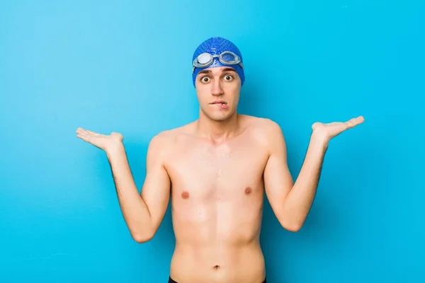 Joven Nadador Confundido Dudoso Hombros Encogiéndose Hombros Para Sostener Espacio — Foto de Stock