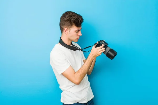 Tinédzser Kaukázusi Ember Fotózni Egy Reflex Kamera — Stock Fotó