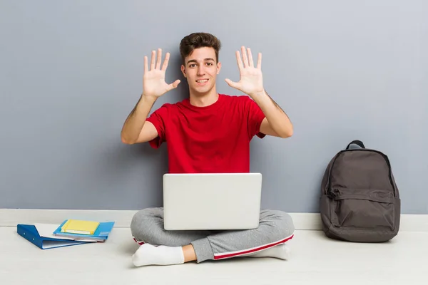 Jonge Student Man Zittend Zijn Huis Vloer Met Een Laptop — Stockfoto